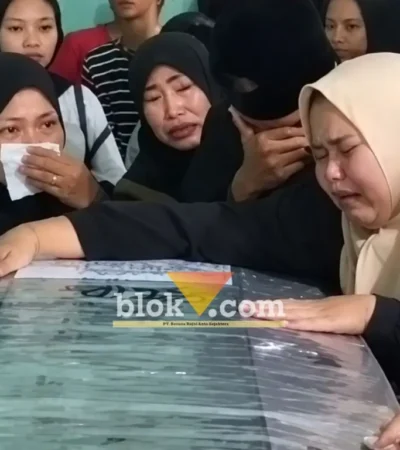 Potongan vidio tangis histeris keluarga, saat sambut kedatangan jenazah Soni Marta Andika (41) korban tenggelamnya KM Virgo Transport 8 di perairan Masalembo, Minggu (04/10/2026) (foto: blok-a.com/Kuryanto)
