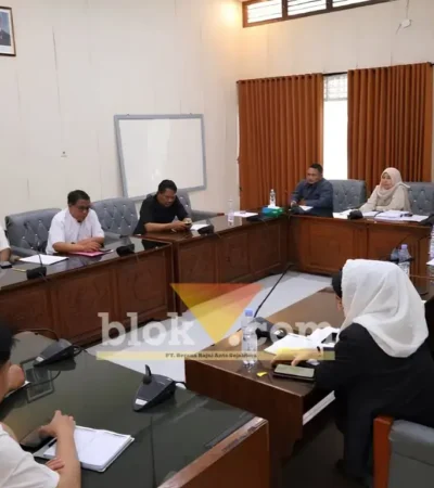 Saat gelar rapat kerja, Ketua Pansus II DPRD Banyuwangi, Inayanti Kusumasari bahas Raperda pembentukan produk hukum daerah, Senin (19/10/2026) (foto: blok-a.com/Kuryanto)