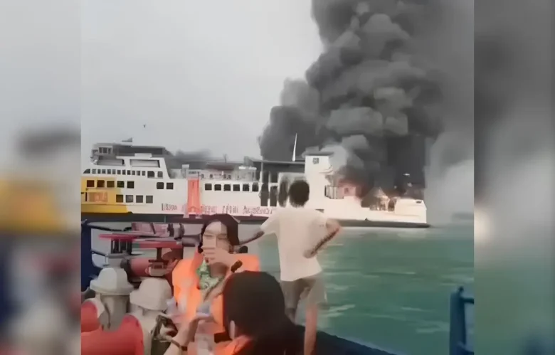 Tangkapan vidio detik-detik saat KMP Batumandi Terbakar di Perairan Merak, Selasa sore (20/10/2026) (foto: blok-a.com/Kuryanto)