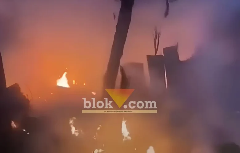 Tangkapan vidio kebakaran hebat saat menimpa tempat usaha rongsokan di Dusun Banje, Desa Bubuk, Kecamatan Rogojampi, Jumat sore (16/10/2026) (foto: blok-a com/Kuryanto)