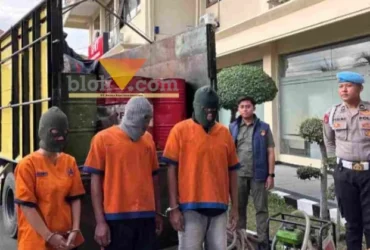 Tiga tersangka pelaku praktik penyalahgunaan BBM bersubsidi, masing-masing HH (41), SP (46), dan NR (36), perempuan asal Jakarta yang kini tinggal di Kecamatan Kalipuro, saat digelandang di Mapolresta Banyuwangi. (blok-a.com/Kuryanto).