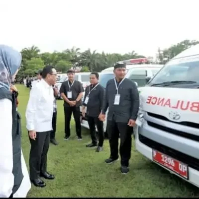 Wamenkes RI Benjamin Paulus Octavianus didampingi Bupati Ipuk Fiestiandani saat melakukan pemasangan stiker identitas Jempol Raga pada seluruh armada ambulans di Banyuwangi, Minggu (25/10/2026) (foto: blok-a.com/Istimewa)