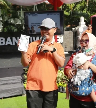Salah satu warga pemenang paket umroh dalam pengundian Sipundiwangi Tahap 2 Tahun 2026. (Istimewa).