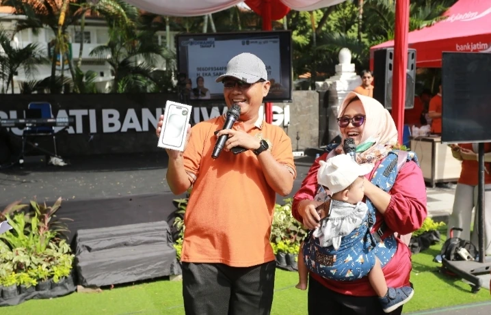 Salah satu warga pemenang paket umroh dalam pengundian Sipundiwangi Tahap 2 Tahun 2026. (Istimewa).