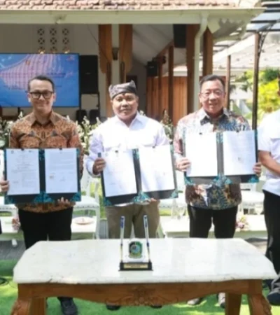 Penandatanganan kesepakatan bersama antara Pemkab Banyuwangi dengan PT Astra International Tbk melalui YPA-MDR di Pendopo Sabha Swagata Blambangan, pada Sabtu (10/10/2026)(Istimewa)