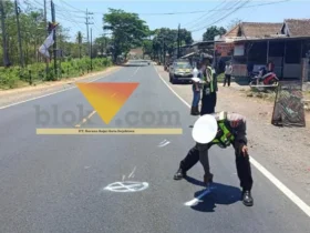 Piket lantas Polsek Wongsorejo saat lakukan olah TKP lakalantas motor kontra truk yang terjadi di Jalan Raya Nasional Banyuwangi-Situbondo, Kamis (22/10/2026)(blok-a.com/Kuryanto).