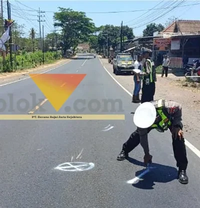 Piket lantas Polsek Wongsorejo saat lakukan olah TKP lakalantas motor kontra truk yang terjadi di Jalan Raya Nasional Banyuwangi-Situbondo, Kamis (22/10/2026)(blok-a.com/Kuryanto).