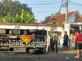 Piket lantas Polsek Muncar saat lakukan olah TKP insiden mobil travel Isuzu Microbus terguling di Muncar Banyuwangi, 4 Penumpang alami Luka, Rabu (21/10/2026)(blok-a.com/Kuryanto).