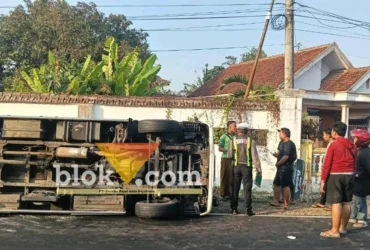 Piket lantas Polsek Muncar saat lakukan olah TKP insiden mobil travel Isuzu Microbus terguling di Muncar Banyuwangi, 4 Penumpang alami Luka, Rabu (21/10/2026)(blok-a.com/Kuryanto).