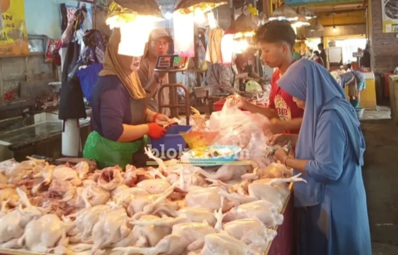 Harga sembako di Pasda Glenmore dan Srono Fluktuatif, cabai dan daging ayam alami penurunan, Jum'at (30/10/2026) (foto: blok-a.com/Kuryanto)