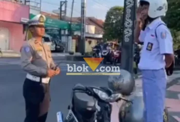 Kanit Gakum Satlantas Polresta Banyuwangi, Ipda Pepri saat memberikan edukasi "sanksi hormat" kepada salah seorang pelajar yang kedapatan berkendara tidak tertib berlalulintas, Rabu (21/10/2026)(blok-a.com/Kuryanto).