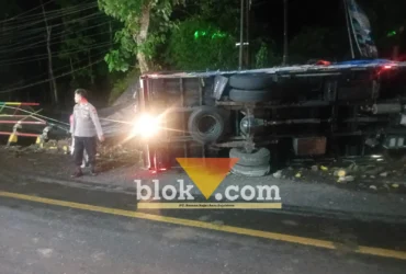 Kondisi truk Mitsubishi ber-Nopol P 8654 VS bermuatan telur, saat masih terguling usai alami laka tunggal tabrak pembatas jalan Jembatan Sapi, Glenmore, sebelum di evakuasi, Senin (26/10/2026)(blok-a.com/Kuryanto).